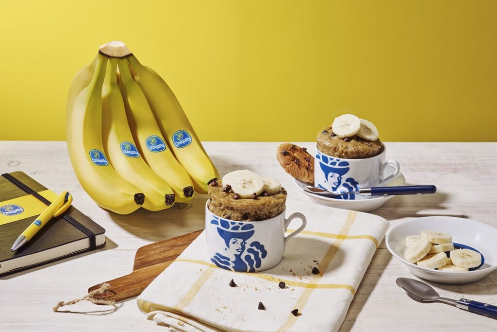 Chocoladekoekjescake in een mok met banaan