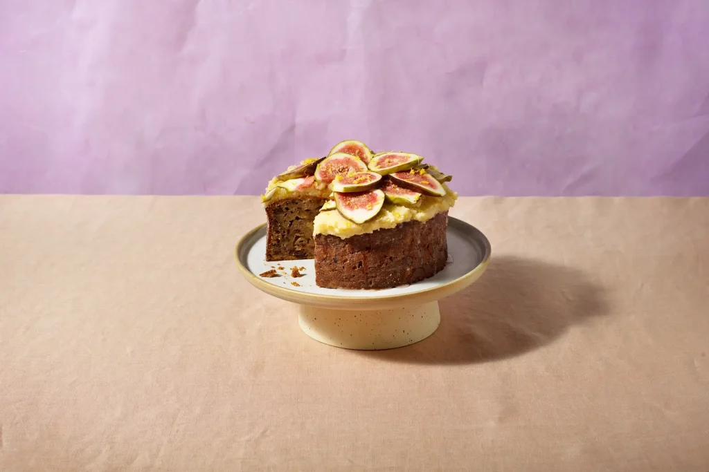 Dadel-walnotentaart met verse vijgen