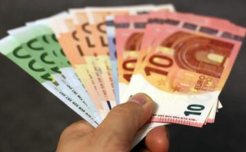 Sigaretten sinds 2010 even betaalbaar ondanks verhogingen tabaksaccijns bankbiljetten-euro-hand