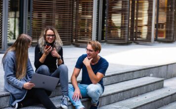Gebruik van alcohol en tabak onder mbo- en hbo-studenten van 16-18 jaar blijft hoog drie personen zittend op de trap