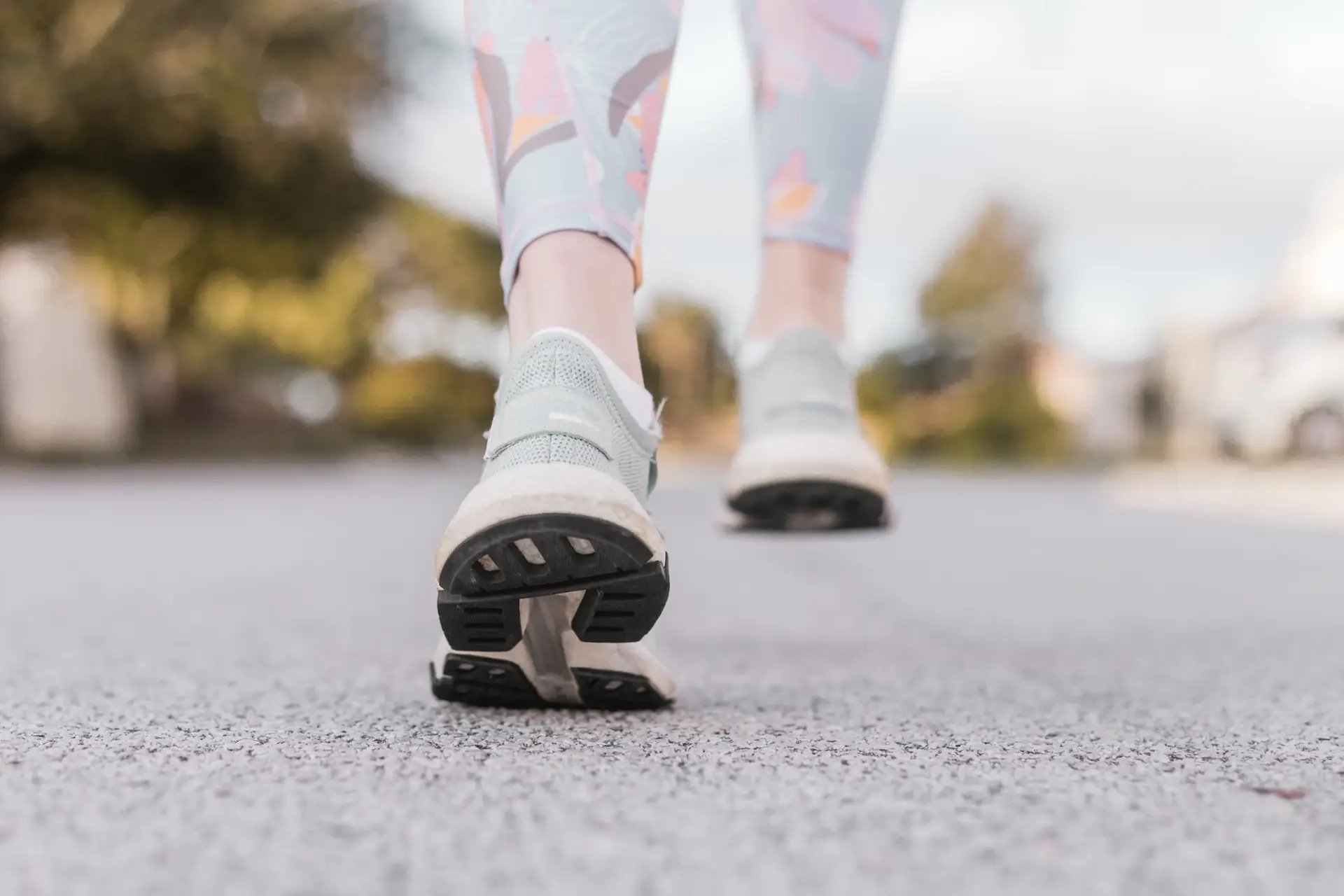 Het belang van wandelen Hoeveel stappen per dag zijn gezond? WoMagazine Het belang van wandelen Hoeveel stappen per dag zijn gezond? WoMagazine
