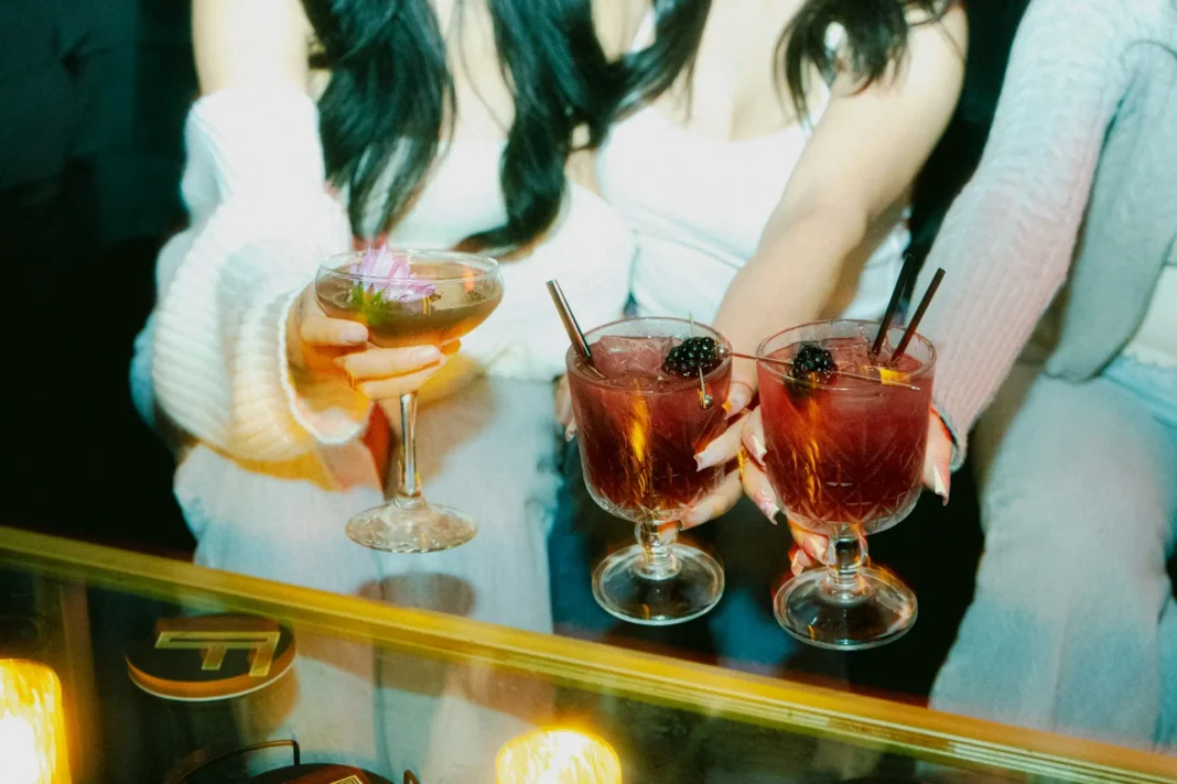 Tips om alcoholgebruik te matigen zonder je sociale leven op te geven Tips om alcoholgebruik te matigen zonder je sociale leven op te geven