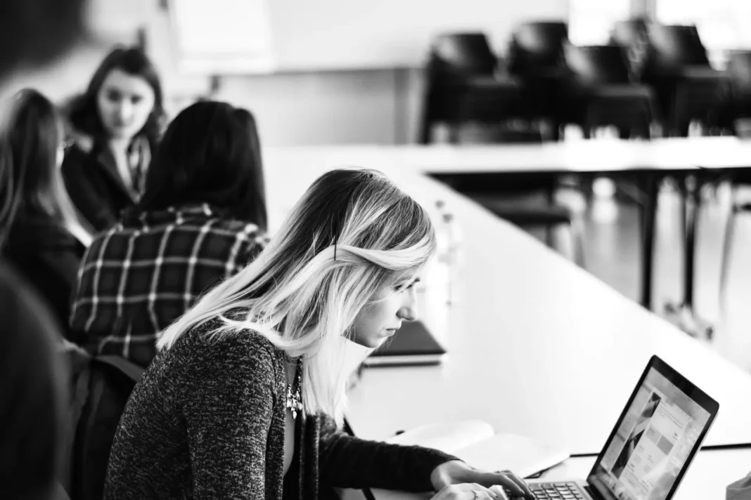 Hoe generatie stereotypen ons tegenhouden op het werk