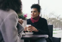 Haar stem als medicijn: hoe één vrouw anderen laat helen Haar stem als medicijn: hoe één vrouw anderen laat helen