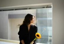 Standvastigheid als vorm van kracht: waarom sterke vrouwen niet uitleggen Standvastigheid als vorm van kracht: waarom sterke vrouwen niet uitleggen