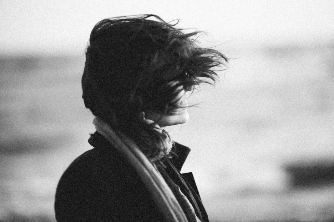 Zij die niet schreeuwt, maar standhoudt: vrouwelijke kracht in essentie