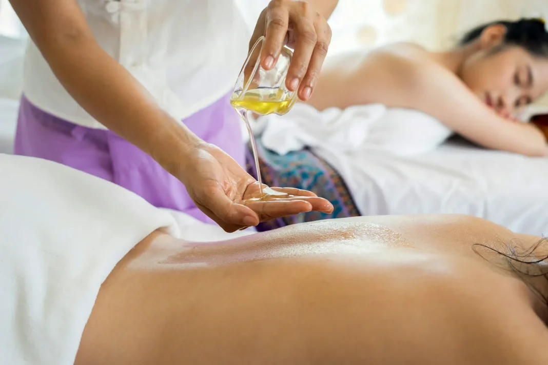 Ayurvedische massage en aromatherapie: rituelen die het lichaam in evenwicht brengen Ayurvedische massage en aromatherapie: rituelen die het lichaam in evenwicht brengen