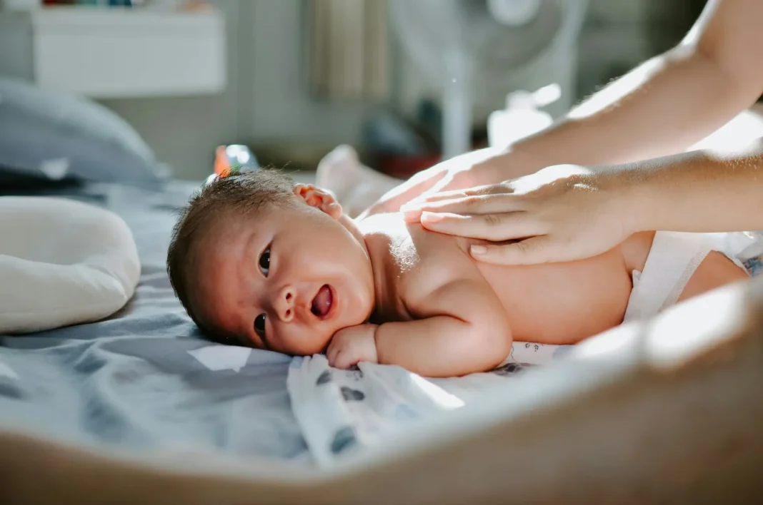 Babymassage: een kalmerende verbinding die slaap en comfort ondersteunt