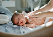 Babymassage: een kalmerende verbinding die slaap en comfort ondersteunt Babymassage: een kalmerende verbinding die slaap en comfort ondersteunt